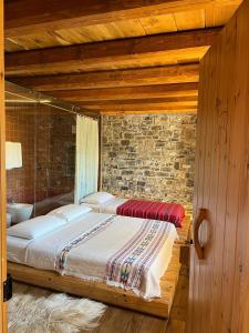 莱什Mrizi i Zanave Agroturizëm的一间卧室设有一张床和砖墙