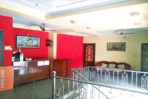 瓦拉纳西Goroomgo Kashi Inn Varanasi Near Railway Station的客厅设有红色的墙壁和楼梯
