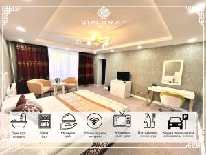 乌兰巴托Diplomat Hotel的配有一张床和一张书桌的酒店客房