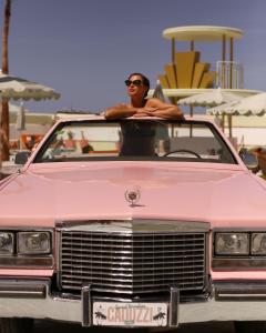 圣安东尼奥湾Grand Paradiso Ibiza - Adults Only的坐在粉色汽车后面的人