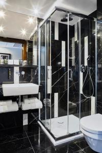 克拉科夫INX设计酒店的带淋浴、盥洗盆和卫生间的浴室