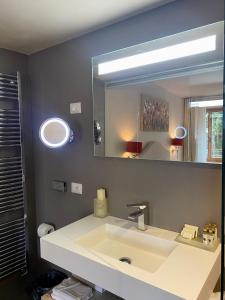 利莫内-苏尔加达Casa L'Andrunèl的浴室设有白色水槽和镜子