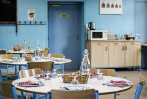 贝叶Hostellerie des Grands Chapeaux的一间带桌椅的用餐室和一间厨房
