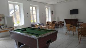 贝叶Hostellerie des Grands Chapeaux的中间设有台球桌的房间
