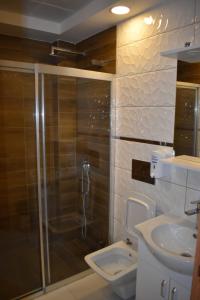 贝尔迪比Terko hotel pansiyon的带淋浴、卫生间和盥洗盆的浴室