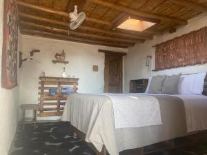 La HuaicaEl Huarango Eco retreat的一间卧室配有一张大床和木制床头板