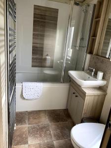 科克茅斯Luxury Lake District Holiday Home-Sleeps 4的一间带水槽、淋浴和卫生间的浴室
