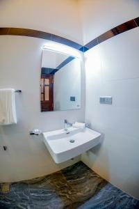 瓦伊卡尔Even Beach Resort的一间带水槽和镜子的浴室