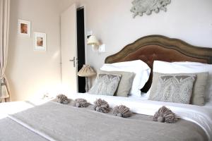Loix花音酒店的卧室配有白色大床和白色枕头
