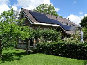 羊角村B&B Tulden Farmhouse的屋顶上设有太阳能电池板的房子