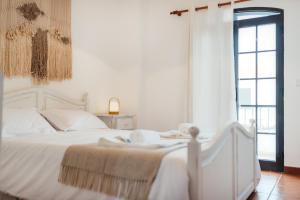 阿尔图拉Altura Beach Villa by GT House的卧室配有白色床和毛巾
