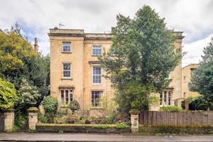 布里斯托Centralised Cotham House #2 by Prescott Apartments的前面有一棵树的老房子