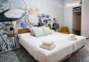 阿尔科斯-德拉弗龙特拉Casa Rural Casa Levante的一间卧室配有一张大床和毛巾