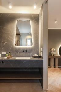 阿皮亚诺苏拉斯特拉达Hotel Linger的一间带水槽和镜子的浴室