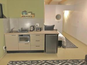 帕尔Paarl Views的厨房配有水槽和炉灶 顶部烤箱