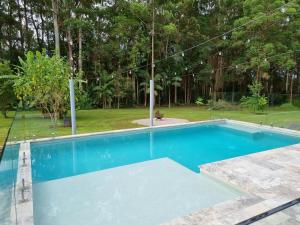 ValdoraThe Poolhaus Retreat - Peaceful Private Studio的院子里的大型蓝色游泳池