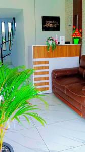 VaduvanchalThe Lavender Resort Waynad的客厅配有棕色沙发和台面