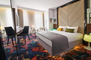 克拉科夫INX设计酒店的酒店客房设有一张大床和一张书桌。
