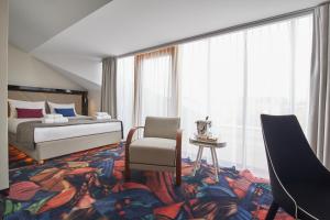克拉科夫INX设计酒店的配有一张床和一把椅子的酒店客房