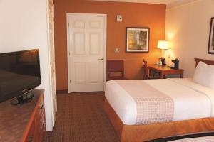 圣安东尼奥Baymont by Wyndham San Antonio South Park的配有一张床和一台平面电视的酒店客房