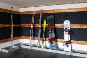 科热诺夫Chata u kostela的墙上挂着一排滑雪板和滑雪板