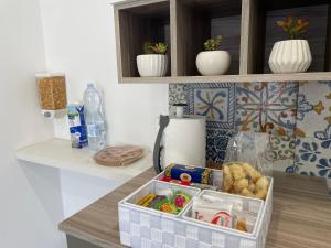 RacalmutoRose Rosse - Sicily Holiday House的厨房里的柜台上的食品托盘