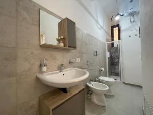 RacalmutoRose Rosse - Sicily Holiday House的一间带水槽、卫生间和镜子的浴室