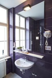萨格勒布艺术风格酒店的一间带水槽和镜子的浴室