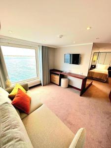 阿威罗Costa do Sal Hotel Boat Lounge的客厅配有沙发和书桌及电视
