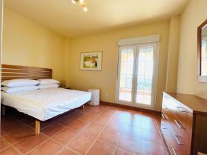 卡内拉岛Apartment Los Gavilanes的一间卧室设有一张床和一个窗口