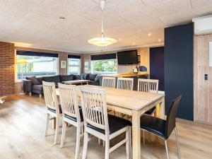 奥特鲁普Holiday home Otterup XXXI的用餐室以及带木桌和椅子的客厅。