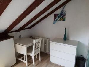 杜塞尔多夫Casa Libra的一间设有白色书桌和白色椅子的客房