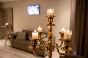 Melen德拉图尔酒店的客厅里两根带蜡烛的金烛台