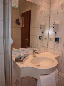盖斯巴赫穆尔格巴赫兰德酒店的一间带水槽和镜子的浴室