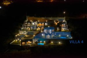 SkroponeriaSkorponeria Bay Luxury Villas的灯火通明的大房子