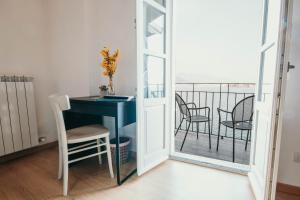 斯特雷萨La casa sull'Isola Pescatori的客房的阳台配有桌椅