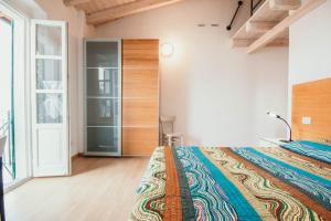 斯特雷萨La casa sull'Isola Pescatori的一间卧室设有一张床和一个滑动玻璃门