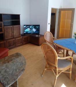 梅尔克Melker Apartment的客厅配有电视和桌椅