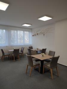奥洛穆茨加尼贝斯特酒店的一间会议室,配有桌椅和窗户