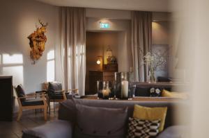 圣玛尔根德尔赫尔申旅馆的客厅配有沙发和桌子
