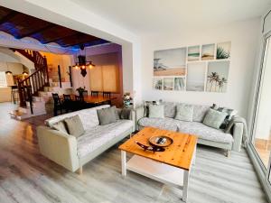 埃斯普卢加·德·隆布雷格Villa Paradise, urban oasis by -Toprentalsbarcelona-的客厅配有两张沙发和一张桌子
