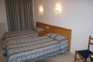 兰卡Hostal Gran Sol的两张位于酒店客房的床,配有两张sidx sidx单人床