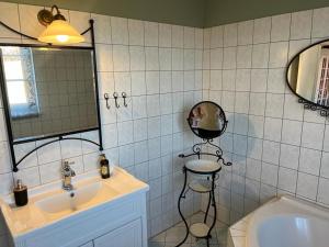德兰斯克cafesahne u Pension的一间带水槽和镜子的浴室