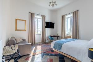 维泰博Palazzo Dasso的一间卧室配有一张床、一张沙发和窗户。