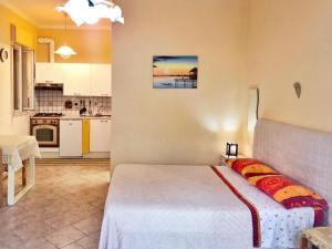 贾迪尼-纳克索斯Tiziana的一间卧室配有一张床和一间厨房