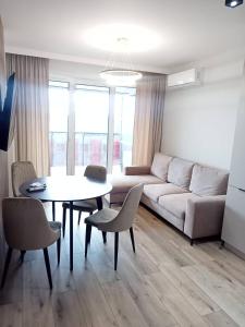比亚韦斯托克ResiNest Apartamenty Jurowiecka J11的客厅配有沙发和桌椅