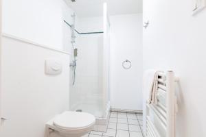 圣埃尔布兰色赖斯南特亚特兰蒂斯旅馆的白色的浴室设有卫生间和淋浴。