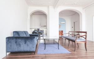 梅纳焦Casa Andrea的客厅配有蓝色的沙发和桌子