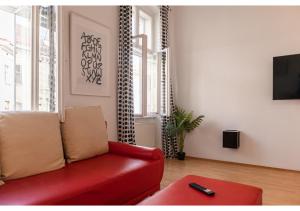 维也纳Viennese 3BR shared Apt. Near Wiener Stadthalle & Central的客厅配有红色沙发和电视