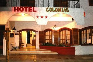 圣贝尔纳多科隆尼亚酒店的带有读取Colombiana酒店的标志的酒店大楼